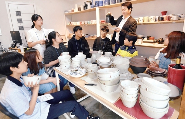1일 용인 포곡읍 영일도방에서 열린 경기꿈의학교 ‘2019 꿈꾸는 도자 예술가’ 입학식에서 학생들이 조영일 도예가로부터 도자기의 종류 등에 대해 설명을 듣고 있다. 전형민기자