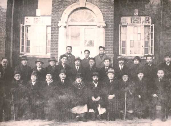 1947년 12월 좌우합작위원 회원들과 함께.