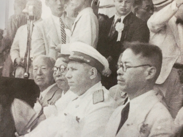 1947년 8월 15일 광복절 기념식장에서 이승만•김구•슈티코프와 함께.