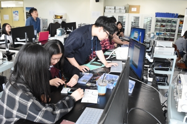 2018년도 메디컬전공체험교실 실습 장면-의용생체공학과 학과체험