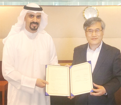 김진용 인천경제자유구역청장(사진 오른쪽)과 메샬 자버 알 아흐메드 알 사바흐 쿠웨이트 투자진흥청장이 현지시간 1일 협력 및 상호교류에 관한 MOU를 체결하고 있다. 인천경제청 제공