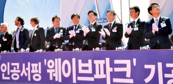 2일 시흥시 정왕동 거북섬에서 열린 시화 MTV 거북섬 해양레저 복합단지 조성을 위한 ‘시흥 인공서핑 웨이브파크 기공식’에서 문성혁 해양수산부 장관, 이재명 경기도지사, 조정식 국회의원, 임병택 시흥시장, 이학수 한국수자원공사 사장 등 참석자들이 공사 시작을 알리는 연화발파 버튼을 누른 후 박수를 치고 있다.전형민기자