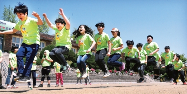 전교생이 19명인 화성 장안초등학교 석포분교에서 2일 다함께 어우러져 ‘다문화 놀이 중심 체육대회’를 하고 있다. 저학년과 고학년이 의형제를 맺어 서로를 도와주는 등 작은 학교지만 큰 꿈을 키워가는 이곳 학생들은 어린이날을 맞아 기대감에 잔뜩 부풀어 있었다. 김시범기자