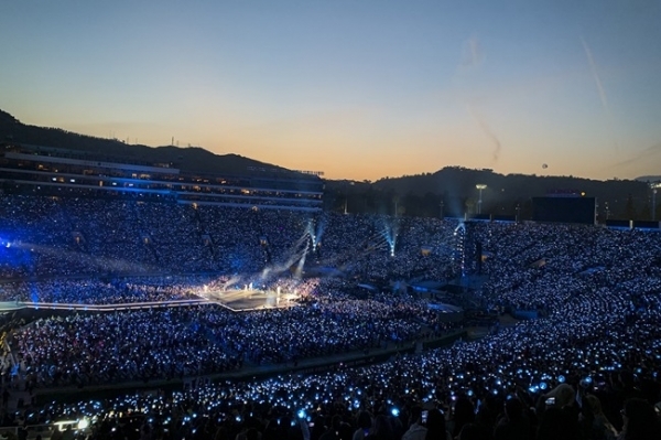 방탄소년단이 지난 4일(이하 현지시간) 미국 로스앤젤레스 로즈볼 스타디움에서 'LOVE YOURSELF: SPEAK YOURSELF' 투어를 열고 공연장을 가득 메운 6만 팬들과 함께 3시간 가까이 축제를 즐겼다. 빅히트엔터테인먼트