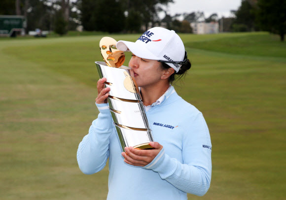 김세영 선수가 6일(한국시간) 미국 캘리포니아주 댈리 시티의 레이크 머세드GC에서 열린 ''2019 LPGA 메디힐 챔피언십'' FR에서 우승 트로피에 입 맞추고 있다. 엘앤피코스메틱 제공=연합뉴스