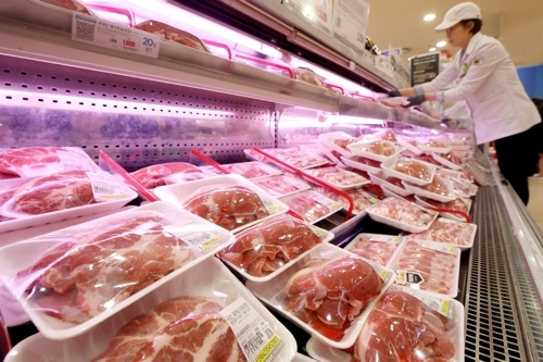 돼지가 감염되면 100% 폐사하는 아프리카돼지열병(African swine fever·ASF)이 중국에서 확산하면서 국내 돼지고기 가격도 오름세를 보이고 있다. 6일 한국소비자원 가격정보 종합포털 '참가격'에 따르면 지난달 말 돼지고기 삼겹살 100ｇ 가격은 2천663원으로 한 주 전보다 4.8%(122원) 올랐다. 한 달 전과 비교하면 16.5%(377원), 1년 전보다는 19.4%(433원) 각각 뛰었다. 사진은 이날 오후 서울 시내 한 대형마트 축산물 판매대. 연합뉴스