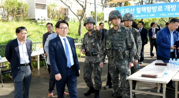 최종환 파주시장과 안병석 제9보병사단장이 오두산 철책탐방로를 둘러보고 있다.