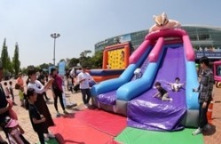 ▲ 2019 어린이날 페스티벌에 참가한 어린이들이 광명 스피돔 야외광장에 설치된 미끄럼틀을 타고 있다. 경륜경정총괄본부 제공
