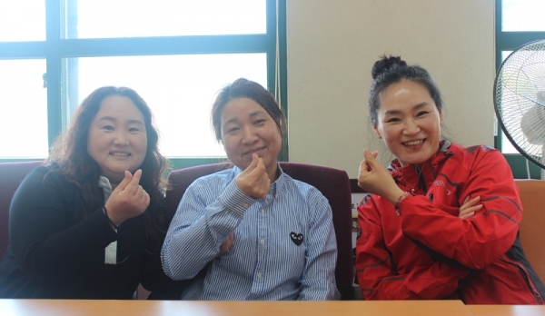 사진 왼쪽부터 김정화씨, 금소미 회장, 최은식씨