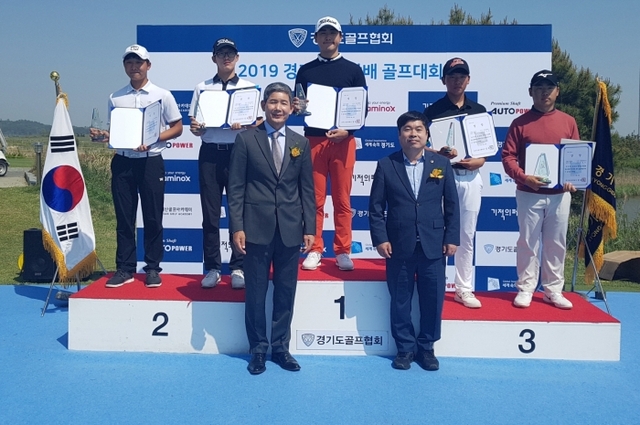 ▲ 190503 정대운, 19년 경기도의장배 골프대회 참석 (2) 정대운 위원장(오른쪽), 김봉주 경기도골프협회 회장