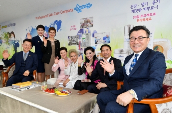 태국 바이어들과 수출상담을 하고 있는 (주)AN화장품 관계자들. 김시범기자