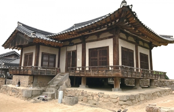 군자정의 전경 사람이 자주 드나드는 정면과 대청에는 버팀목이 있는 계자난간(谿子欄干)을, 온돌방쪽에는 버팀목이 없는 평난간을 두어 변화와 안전을 동시에 추구했다.