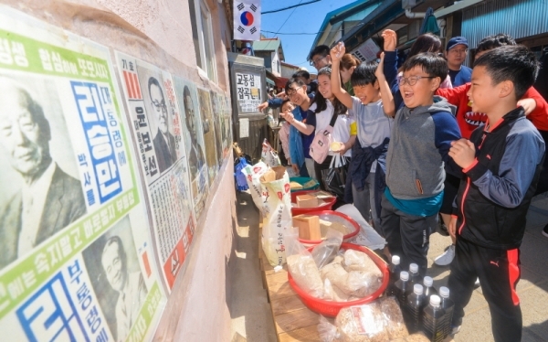 남북관계에 대한 국민적 관심이 높아지면서 인천 강화군 최북단 섬인 교동도가 주말 여행지로 각광받고 있다. 6일 오후 인천 강화군 교동면 대룡시장을 찾은 시민들이 즐거운 시간을 보내고 있다.조주현기자