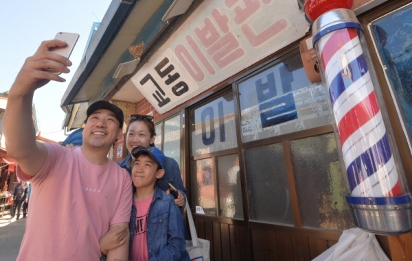 남북관계에 대한 국민적 관심이 높아지면서 인천 강화군 최북단 섬인 교동도가 주말 여행지로 각광받고 있다. 6일 오후 인천 강화군 교동면 대룡시장을 찾은 시민들이 즐거운 시간을 보내고 있다.조주현기자