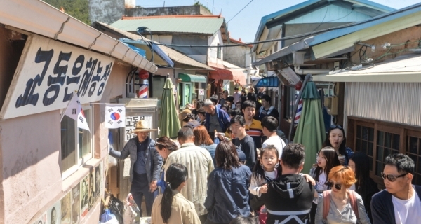 남북관계에 대한 국민적 관심이 높아지면서 인천 강화군 최북단 섬인 교동도가 주말 여행지로 각광받고 있다. 6일 오후 인천 강화군 교동면 대룡시장을 찾은 시민들이 즐거운 시간을 보내고 있다.조주현기자