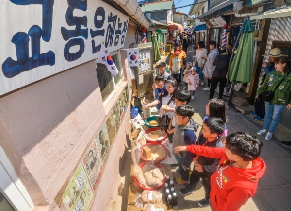 남북관계에 대한 국민적 관심이 높아지면서 인천 강화군 최북단 섬인 교동도가 주말 여행지로 각광받고 있다. 6일 오후 인천 강화군 교동면 대룡시장을 찾은 시민들이 즐거운 시간을 보내고 있다.조주현기자