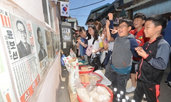 남북관계에 대한 국민적 관심이 높아지면서 인천 강화군 최북단 섬인 교동도가 주말 여행지로 각광받고 있다. 6일 오후 인천 강화군 교동면 대룡시장을 찾은 시민들이 즐거운 시간을 보내고 있다.조주현기자