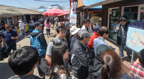 남북관계에 대한 국민적 관심이 높아지면서 인천 강화군 최북단 섬인 교동도가 주말 여행지로 각광받고 있다. 6일 오후 인천 강화군 교동면 대룡시장을 찾은 시민들이 즐거운 시간을 보내고 있다.조주현기자