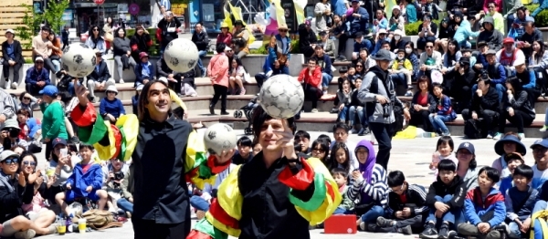 6일 안산시 안산문화광장에서 열린 ‘2019 안산국제거리극축제’에서 이탈리아 배우가 코미디 저글링 쇼 ‘오늘의 메뉴는?’ 공연을 하고 있다. 이번 축제는 17개국 67작품이 출품돼 지난 4일부터 6일까지 3일간 안산문화광장과 안산시 일대에서 세계각국의 예술인들의 공연이 펼쳐졌다. 전형민기자