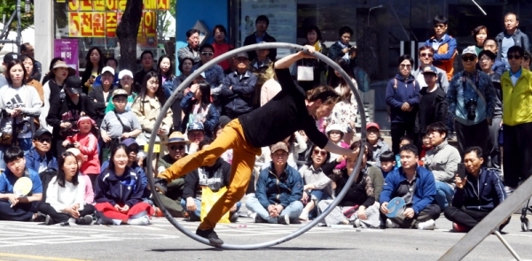 6일 안산시 안산문화광장에서 열린 ‘2019 안산국제거리극축제’에서  스페인,아르헨티나 배우가 서커스 ‘동행’ 공연을 하고 있다. 이번 축제는 17개국 67작품이 출품돼 지난 4일부터 6일까지 3일간 안산문화광장과 안산시 일대에서 세계각국의 예술인들의 공연이 펼쳐졌다. 전형민기자