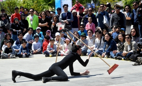 6일 안산시 안산문화광장에서 열린 ‘2019 안산국제거리극축제’에서 이탈리아 배우가 균형과 광대를 동시에 보여주는 ‘비현실적 균형’ 공연을 하고 있다. 이번 축제는 17개국 67작품이 출품돼 지난 4일부터 6일까지 3일간 안산문화광장과 안산시 일대에서 세계각국의 예술인들의 공연이 펼쳐졌다. 전형민기자