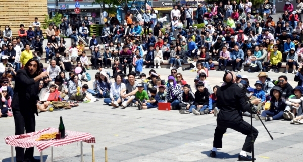 6일 안산시 안산문화광장에서 열린 ‘2019 안산국제거리극축제’에서 이탈리아 배우가 코미디 저글링 쇼 ‘오늘의 메뉴는?’ 공연을 하고 있다. 이번 축제는 17개국 67작품이 출품돼 지난 4일부터 6일까지 3일간 안산문화광장과 안산시 일대에서 세계각국의 예술인들의 공연이 펼쳐졌다. 전형민기자