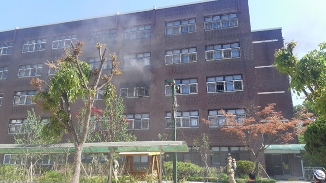 ▲ 7일 오전 9시29분께 성남시 분당구 상탑초등학교에서 화재가 발생, 20여 분만에 진화됐다. 분당소방서  제공