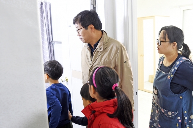 지난해 12월 ‘수원휴먼주택’에 입주한 8자녀 가정 집을 찾은 염태영 시장.