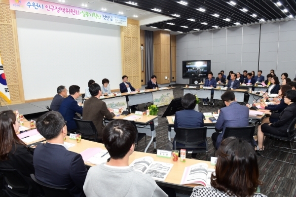 5월2일 열린 인구정책위원회 위원 위촉식.