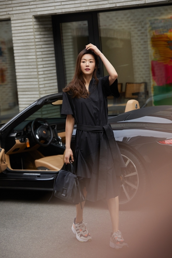 화보 촬영 중 찍힌 배우 전지현의 파파라치컷. 루즈앤라운지