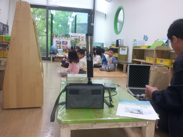 ▲ 환경정책과 생활환경팀-성남지역 한 어린이집에서 실내공기질을 측정 중이다