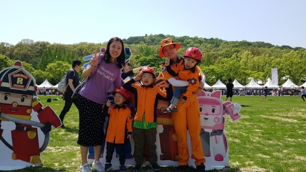 광명소방서rk 광명시민체육관에서 열린 ‘제97회 어린이날’ 행사장에서 소방안전체험부스를 운영해 큰 호응을 얻었다. 광명소방서 제공