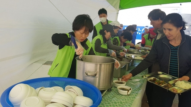 인천시 긴급봉사단이 강원도 산불 피해로 인해 설치된 천진초등학교 내 이재민 대피소에서 이재민에게 무료 급식 활동을 펼치고 있다.