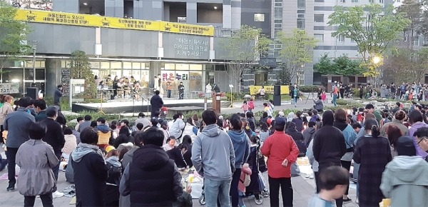 오산시 세교동 세교아파트단지 주민들이 중앙광장에 모여 ‘정신과 보호병동 반대 촛불문화제’를 열고 병원 폐쇄를 촉구하고 있다.