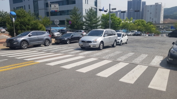 용인시청 행정타운 인근 도로에 차량이 불법 주정차 돼 있다.