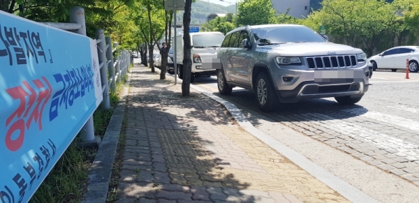 용인시청 행정타운 인근 도로에 차량이 불법 주정차 돼 있다.4