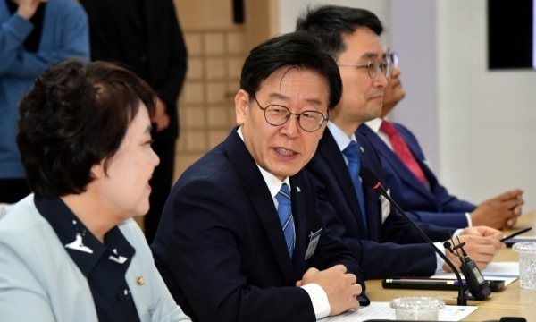7일 경기도청 상황실에서 열린 경기 반도체 클러스터 대표 자족도시‘경기 용인 플랫폼시티 업무 협약식’에서  이재명 경기도지사가 인사말을 하고 있다.전형민기자