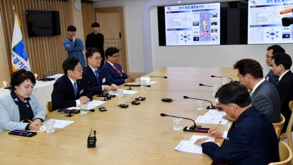 7일 경기도청 상황실에서 열린 경기 반도체 클러스터 대표 자족도시‘경기 용인 플랫폼시티 업무 협약식’에서  이재명 경기도지사가 인사말을 하고 있다.전형민기자