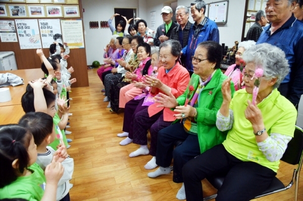 어버이날을 하루 앞둔 7일 수원시 입북동 서수원자이아파트 노인회에서 자이 빅스맘 어린이집(원장 김미숙) 아이들이 할머니, 할아버지들에게 카네이션을 전달한 후 재롱을 부리고 있다. 김시범기자