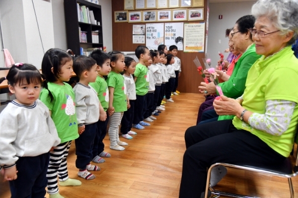 어버이날을 하루 앞둔 7일 수원시 입북동 서수원자이아파트 노인회에서 자이 빅스맘 어린이집(원장 김미숙) 아이들이 할머니, 할아버지들에게 카네이션을 전달한 후 재롱을 부리고 있다. 김시범기자