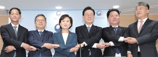 김현미 국토교통부 장관이 7일 오전 서울 종로구 세종로 정부서울청사에서 ‘수도권 주택 30만호 공급방안’ 제3차 신규택지 추진계획을 발표한 뒤 이재명 경기도지사 등과 함께 기념촬영을 하고 있다. 왼쪽부터 이재준 고양시장‚ 진희선 서울시 행정2부시장‚ 김 장관‚ 이 지사‚ 장덕천 부천시장‚ 최기주 대도시권광역교통위원장. 연합뉴스