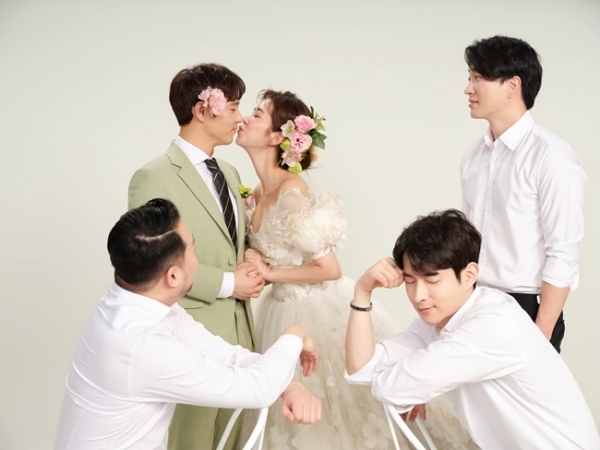 파란 에이스(최성욱)와 캣츠 출신 김지혜의 웨딩화보. 해피메리드컴퍼니, 웨딩21, 웨딩디렉터봉드, 포쉬스튜디오, 데니쉐르, 미즈노블, 진주상단, 아미엘리플라워, 정민경스타일리스트