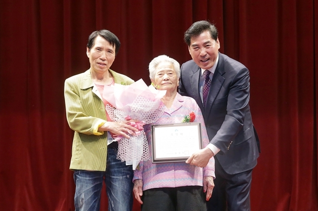김상돈 의왕시장이 사랑채 노인복지관 회원인 105세 된 내손2동 이매실어르신(여)에게 장수상을 전달했다.