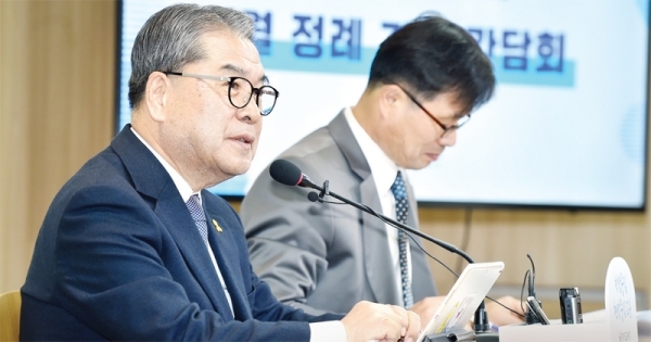 이재정 경기도교육감이 8일 오전 도교육청 남부청사 브리핑룸에서 열린 5월 정례 기자회견에서 ‘교장 공모제 개혁’에 대해 설명하고 있다. 경기도교육청 제공