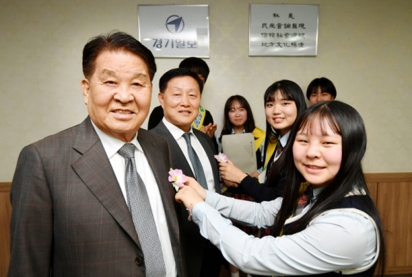 어버이날인 8일 수원 경기일보 본사를 방문한 수원 영복여중 학생들이 신항철 대표이사 사장 등 임원들에게 무궁화 꽃을 달아주고 있다. 영복여중은 46년째 우리꽃 무궁화달기 캠페인을 벌이고 있다.  김시범기자