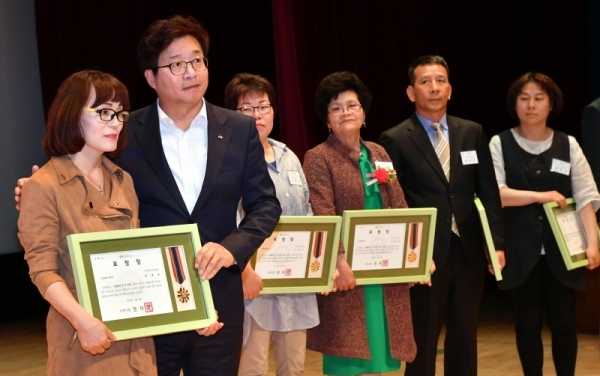8일 수원청소년문화센터 온누리아트홀에서 열린 ‘제47회 어버이날 기념행사’에서 염태영 수원시장이 유공자에 대한 표창을 하고 있다.전형민기자