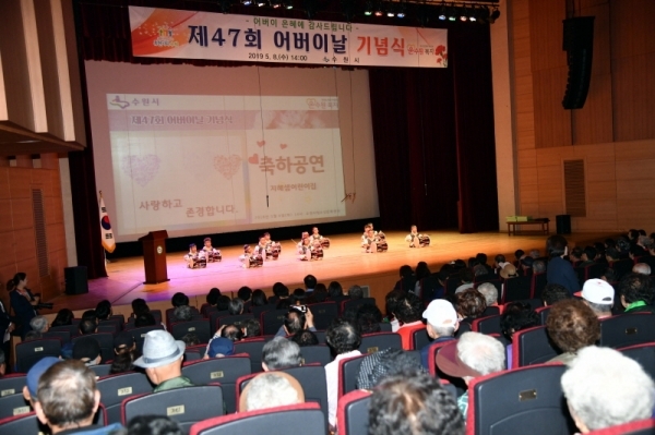 8일 수원청소년문화센터 온누리아트홀에서 열린 ‘제47회 어버이날 기념행사’에서 지혜샘어린이집 원아들이 재롱잔치 공연을 하고 있다.전형민기자