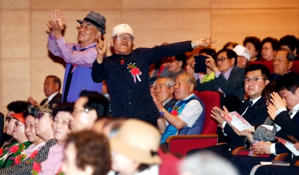 8일 수원청소년문화센터 온누리아트홀에서 열린 ‘제47회 어버이날 기념행사’에서 어르신들이 공연을 관람하며 흥겨워하고 있다.전형민기자
