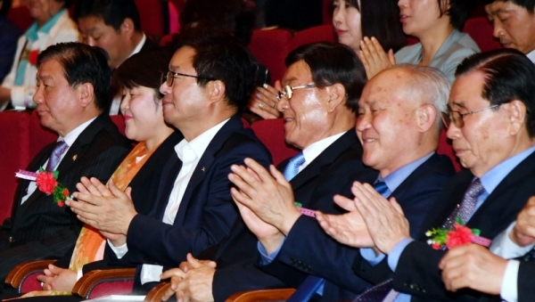 8일 수원청소년문화센터 온누리아트홀에서 열린 ‘제47회 어버이날 기념행사’에서 염태영 수원시장, 조명자 수원시의회 의장 등 참석자들이 박수를 치고 있다.전형민기자