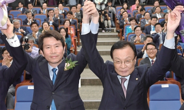 8일 오후 국회에서 열린 더불어민주당 원내대표 선거를 위한 의원총회에서 신임 원내대표로 당선된 이인영 의원(왼쪽)이 이해찬 대표와 손을 맞잡아 들고 있다. 연합뉴스